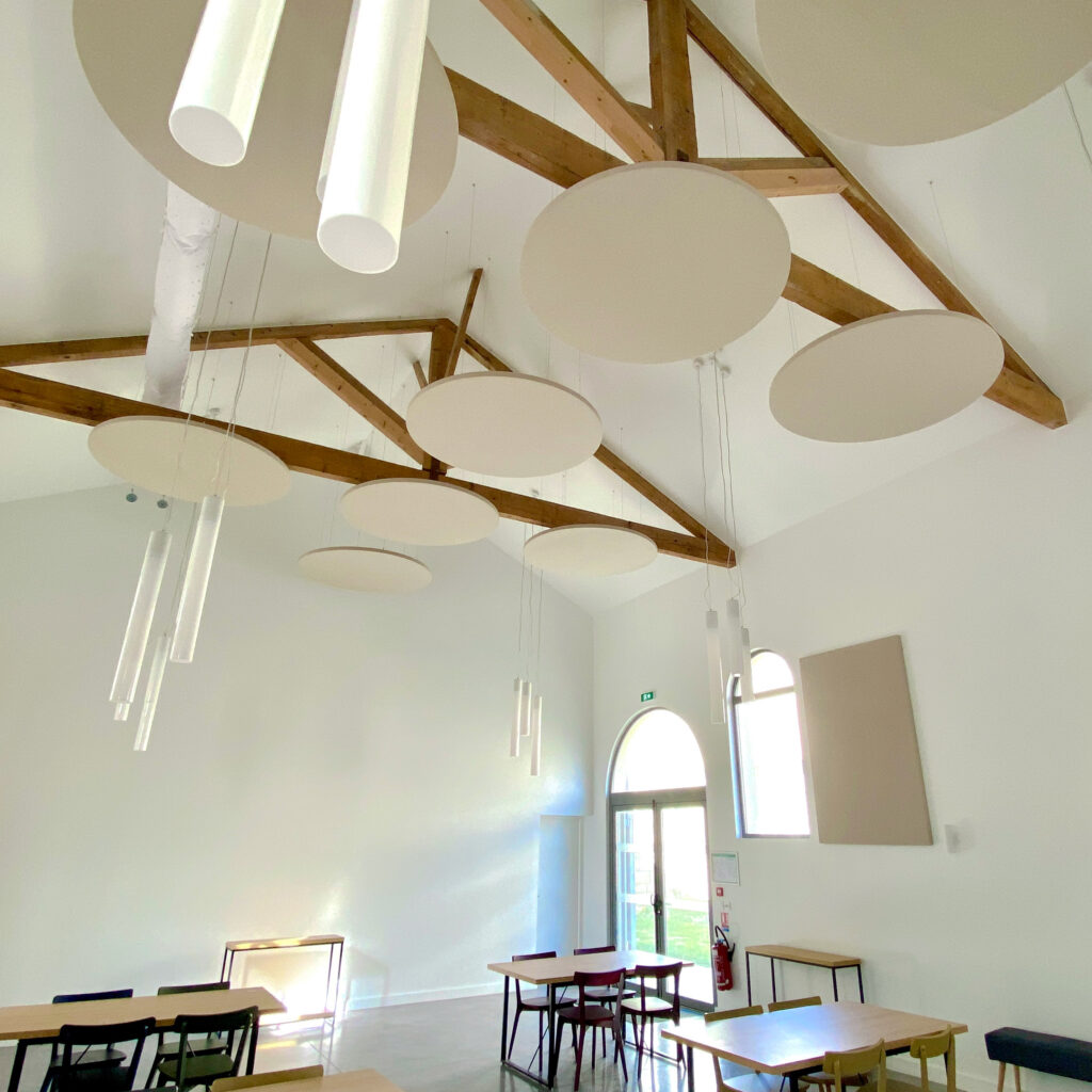 panneaux acoustiques circulaires pour réduire la résonnance d'un grand espace