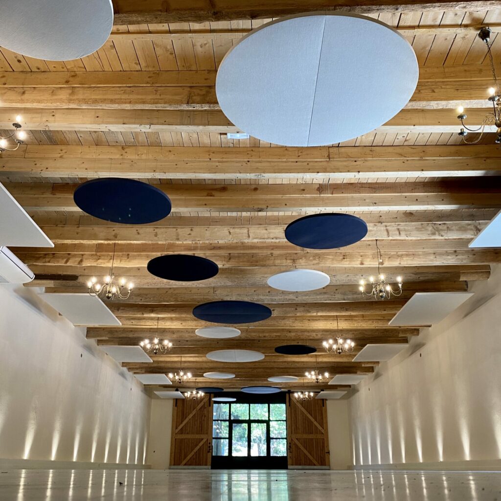 panneaux acoustiques suspendus pour absorber le son d'un grand espace