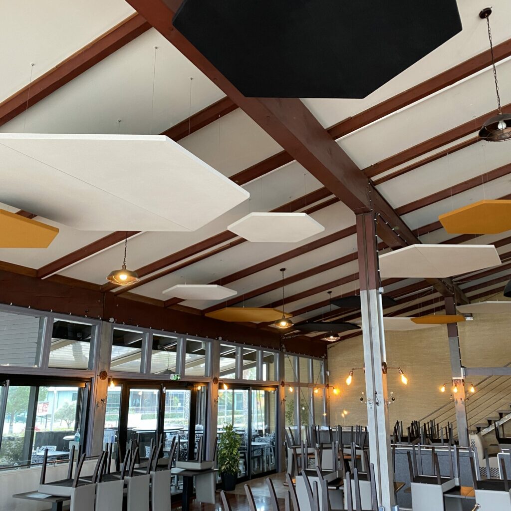 panneaux acoustiques hexagonaux suspendus