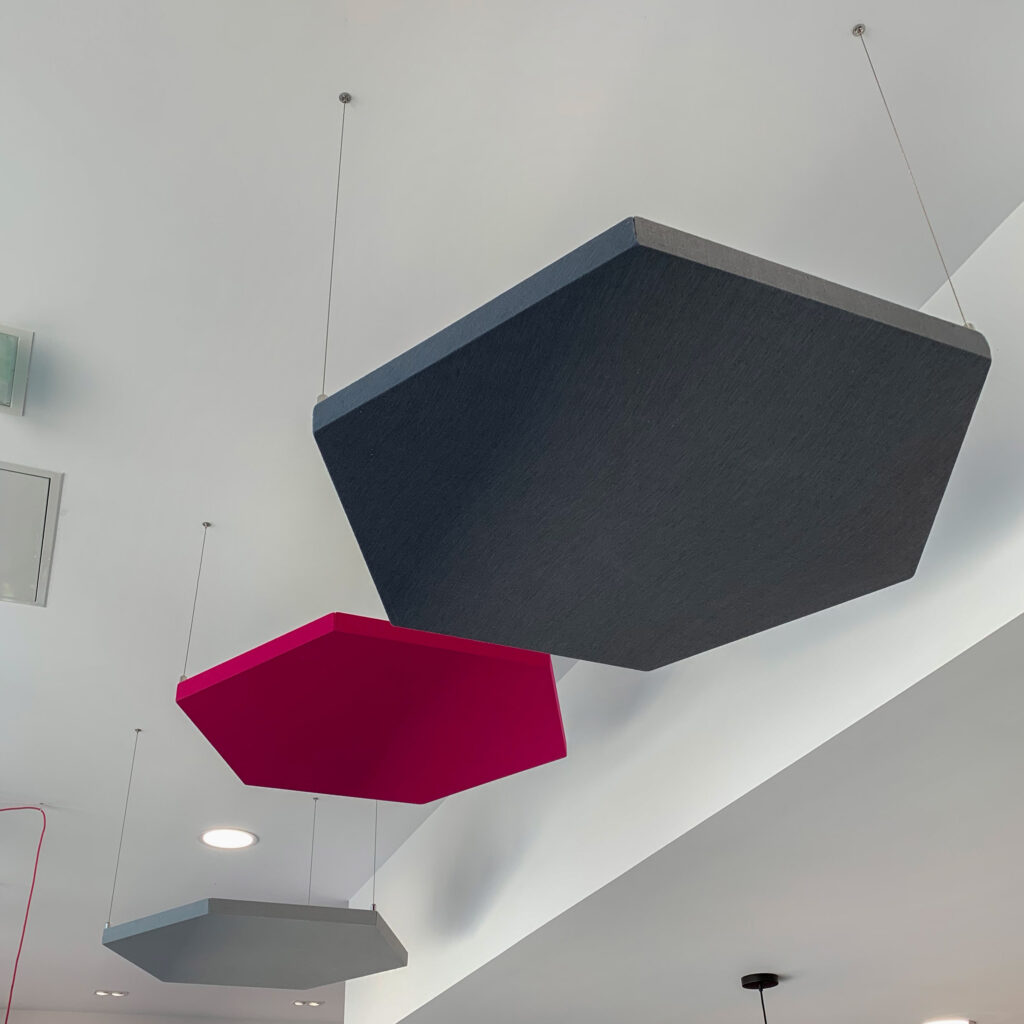 panneaux acoustiques hexagonaux suspendus