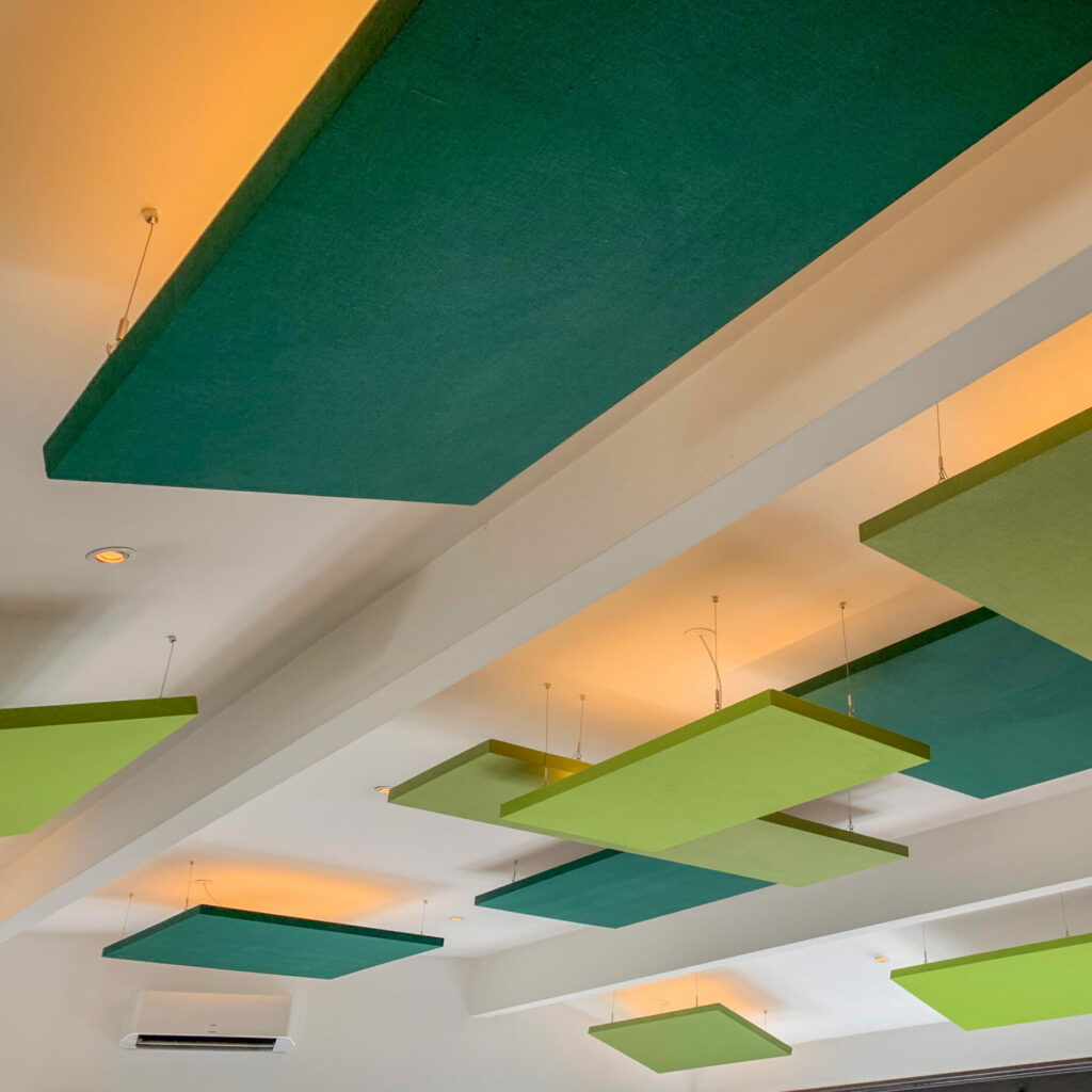 panneaux acoustiques rectangulaires lumineux suspendus quatuor