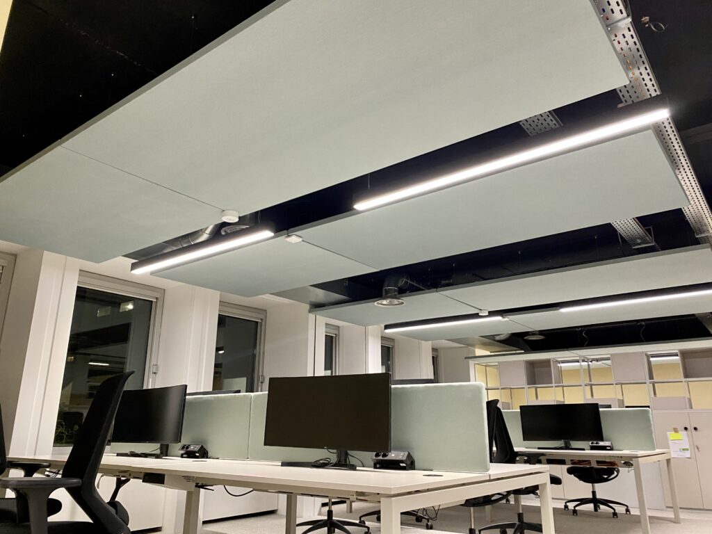 panneaux acoustiques dans un open space