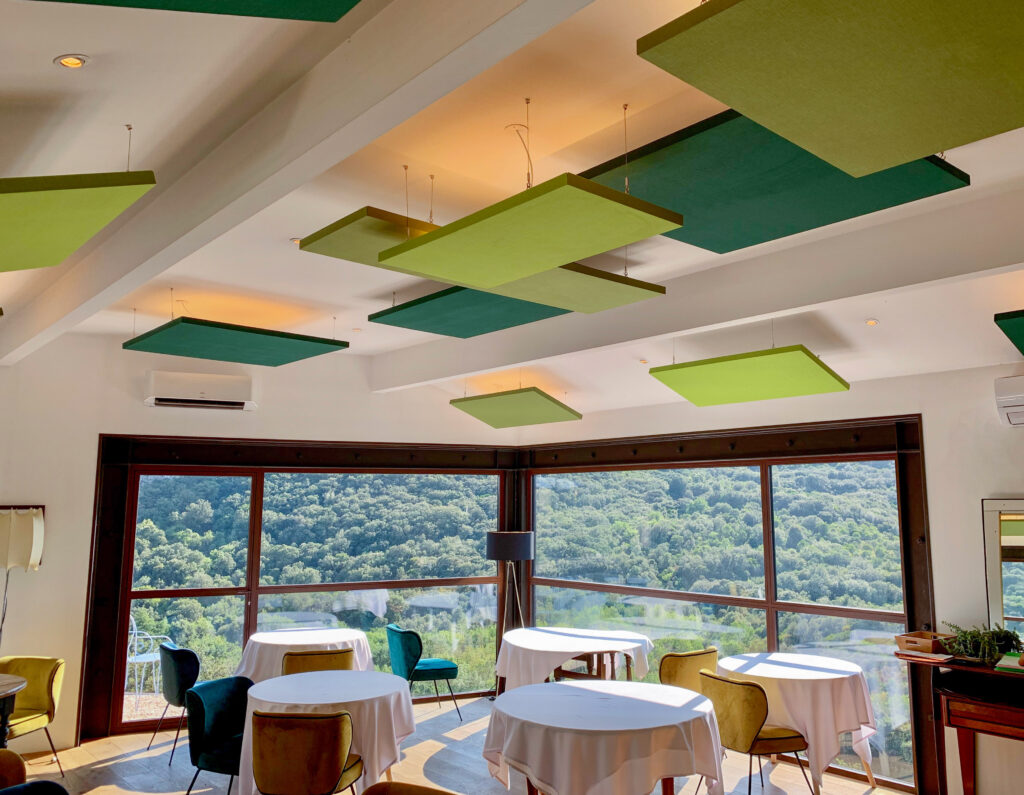 panneaux acoustiques lumineux anti bruit dans un restaurant