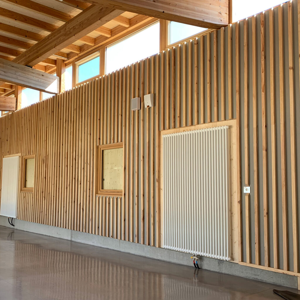 revêtement mural acoustique en finition lattis bois